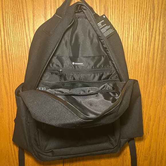 Lululemon Command the Day Black Backpack 25L NWT - Laptop Sleeve, Luggage Pass - Picture 2 of 8